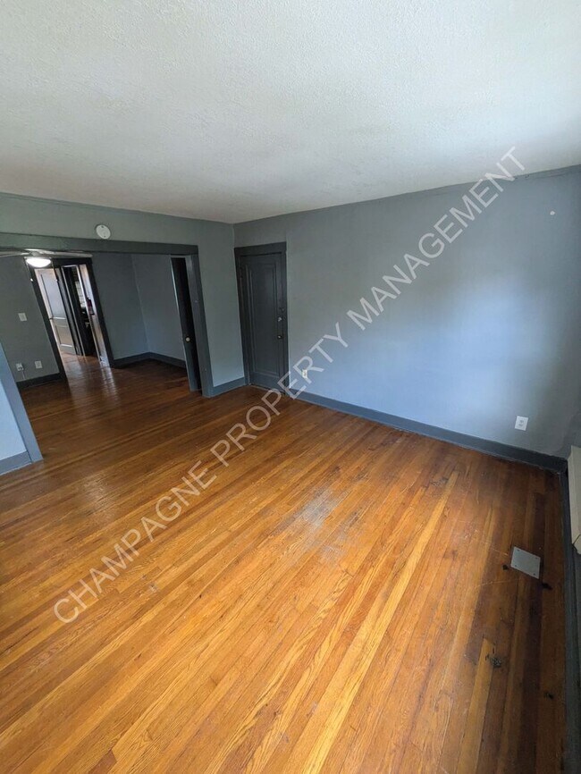 Foto del edificio - 1123-1125 W 40th St.
