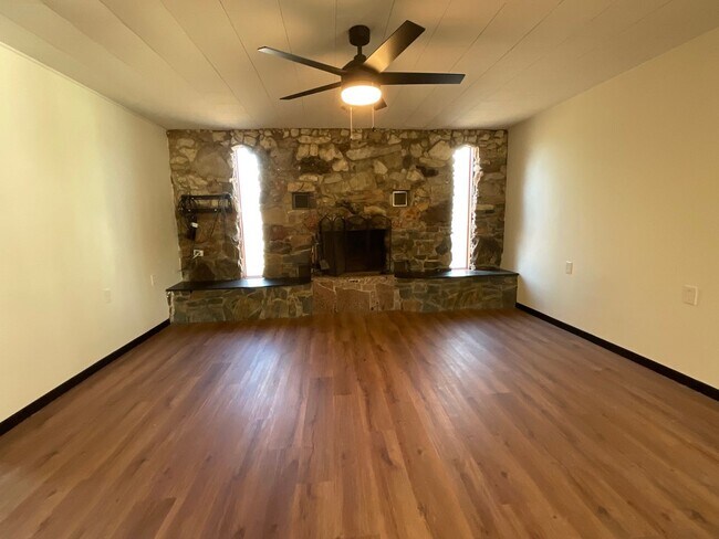 Foto del edificio - **APPLICATION RECEIVED** Available Now- 2 Bedroom 1 Bath in Granite Shoals, TX with Fenced in Bac...