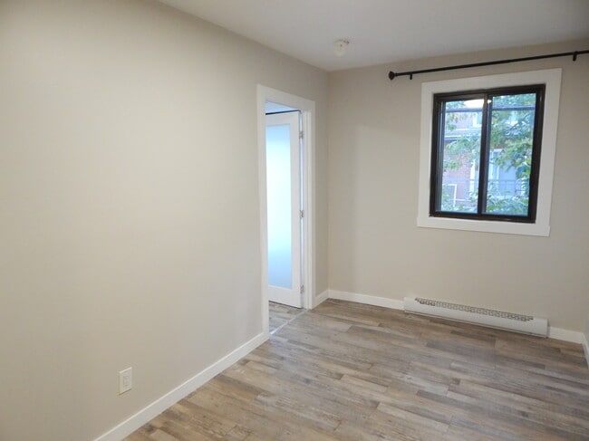 Building Photo - 2070 Av Papineau