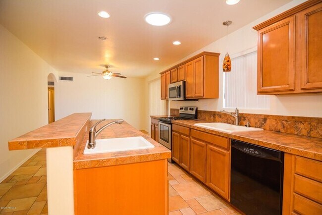 Foto del edificio - Spacious 4BR/2BA Tucson Home | Modern Tile Floors & Private Fenced Yard