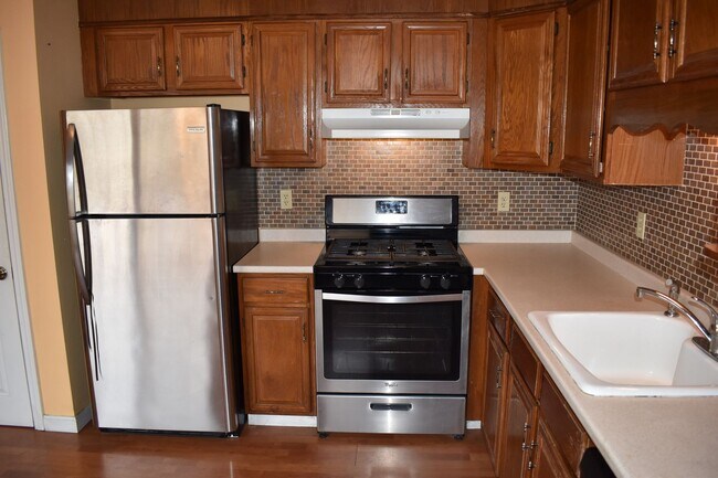 Building Photo - Reduced! $2,595; Newly Updated, spacious 3...