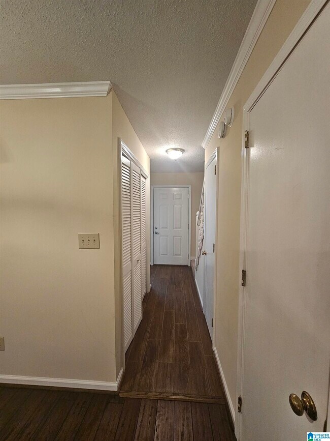 Foto del edificio - 716 Jamestown Ln