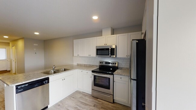 Building Photo - 9520-95113 113 Ave