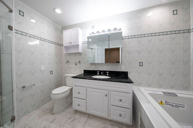 Foto del edificio - 84-24 Little Neck Pkwy