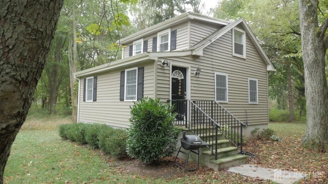 Building Photo - 642 River Rd