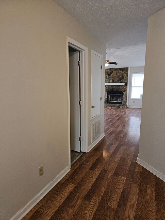 Building Photo - NEW LISTING!!!! Dont Miss Out