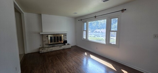 Building Photo - Charming 3-Bedroom Home in the Heart of Ov...