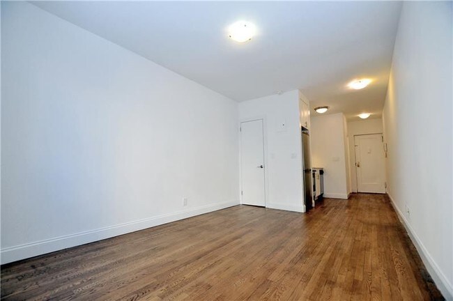 Building Photo - 322 W 23rd St