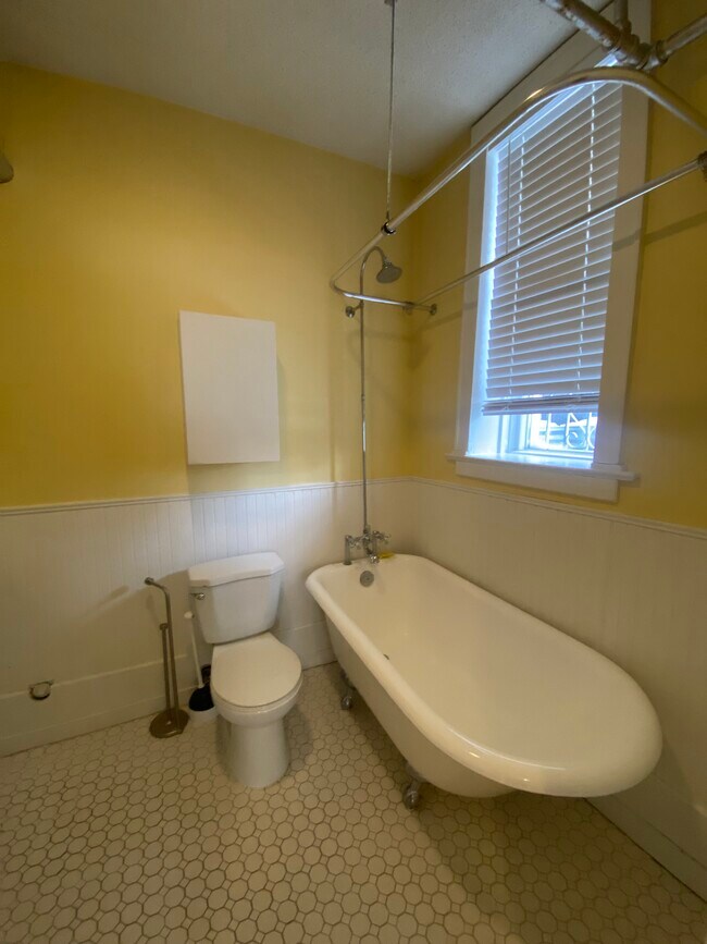 Photo du bâtiment - 1 Bed 1 Bath Basement Suite near 17th Ave & Victoria Park Station