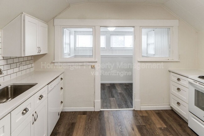 Building Photo - 728 E Bridgeport Ave