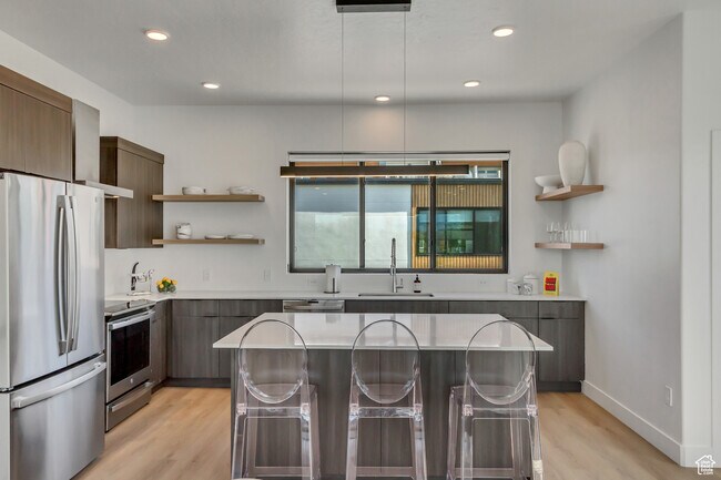 Cocina con electrodomésticos con acabados en acero inoxidable, estantes abiertos, campana extractora de chimenea de pared, modo - 44 W Iko Ave