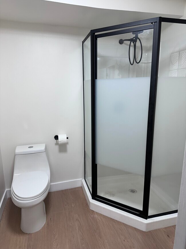 Baño 2 - 1734 Prospect Ave