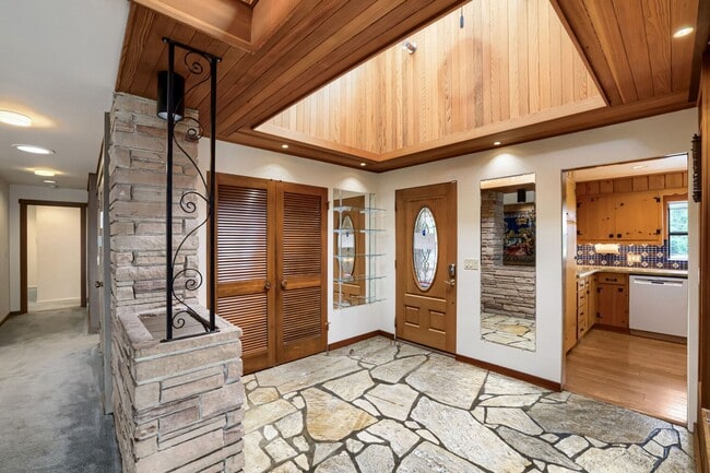 Building Photo - Charming 4-Bedroom, 3-Bath Home + Den in Alki Neighborhood with Panoramic Puget Sound Views!