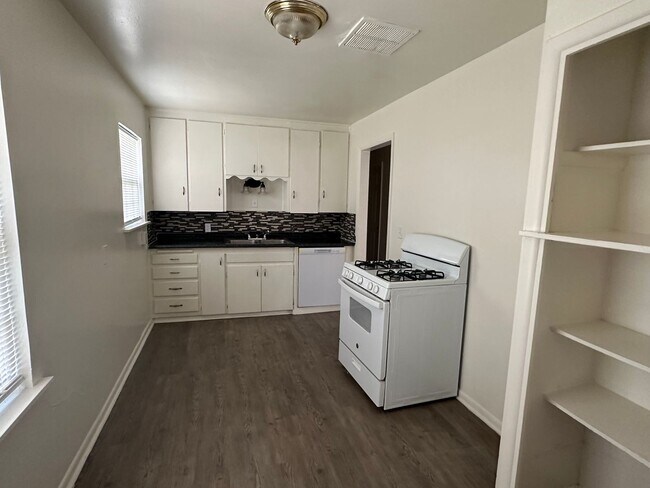 Building Photo - 4 Bedroom/1 Bath