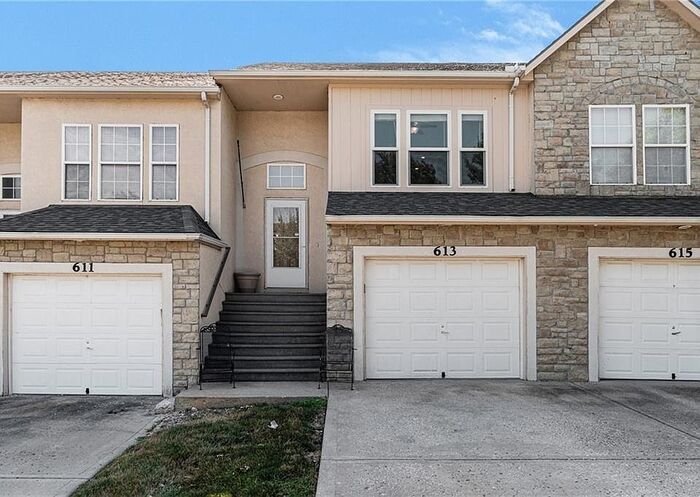 Foto principal - 3 Bed, 2 Bath Townhome Available Now!