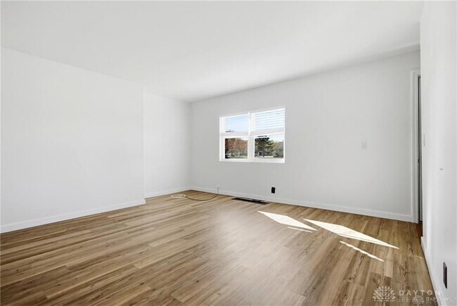 Foto del edificio - 2512 Harshman Rd