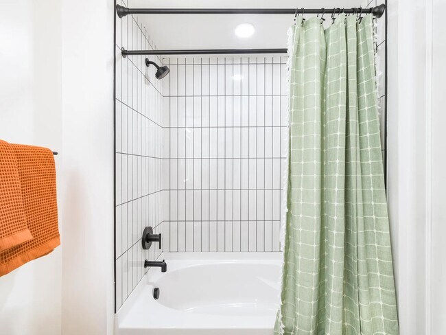 Las líneas limpias, los azulejos modernos y los acabados elegantes hacen que cada baño se sienta como un nuevo comienzo para el día. - Modera Higley Commons