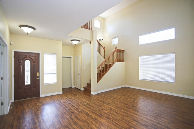 Building Photo - 512 E Rainbow Dr