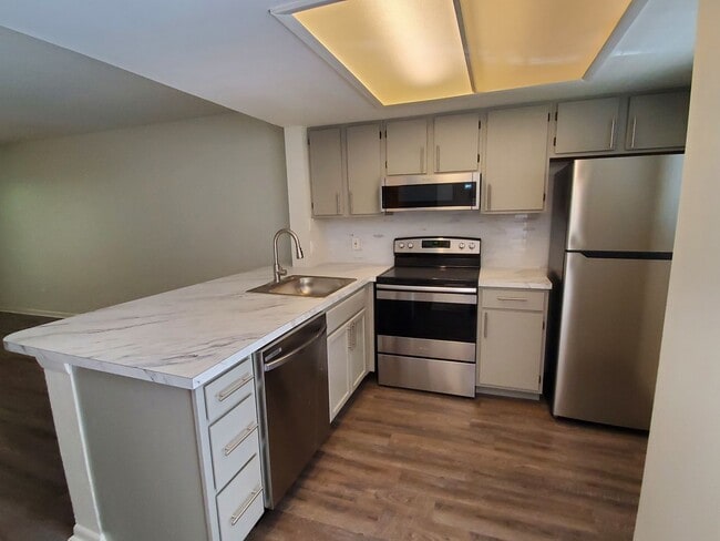 Building Photo - 2BD / 2BA Newly Remodeled 2 bed / 2bath Condo with Community Pool, close to Truman Pkwy!