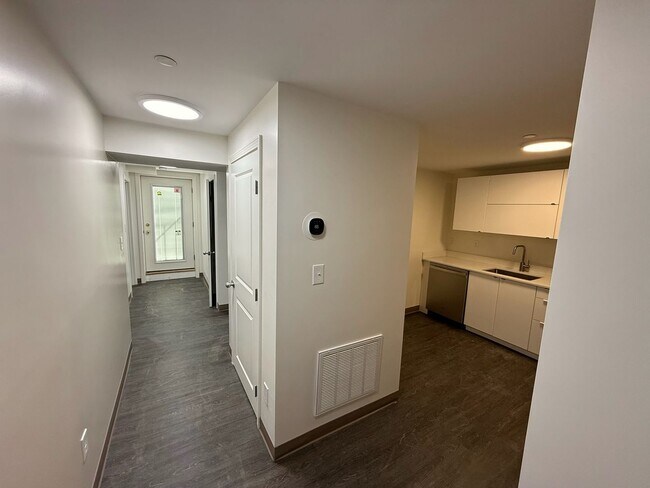 Foto del edificio - 9/1 Renovated 1BR with laundry in unit nea...