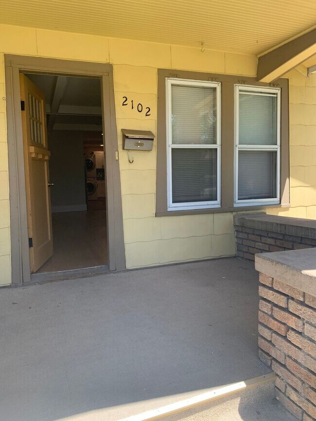 Foto del edificio - 2102 8th Ave