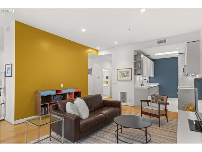 Building Photo - 618 NW 12th Ave