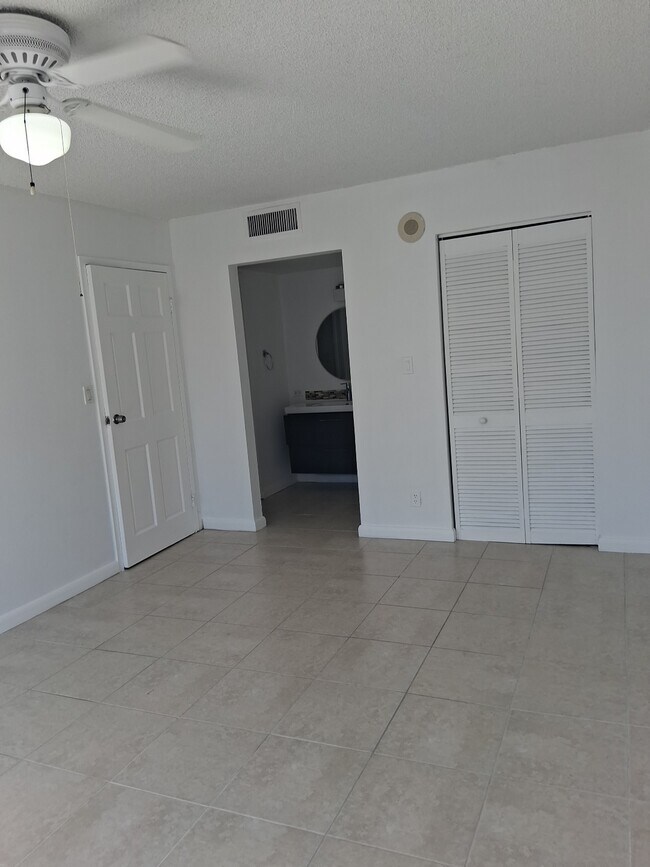 Foto del edificio - 17021 N Bay Rd