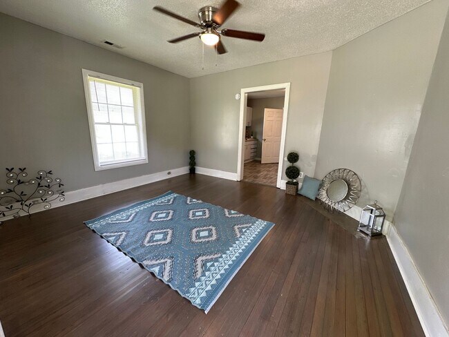 Foto del edificio - 3 Bed/ 1 Bath and move-in ready! www.PMCoreUSA.com submit guest card for showings!