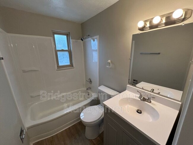 Building Photo - 1233 Lytle Ln