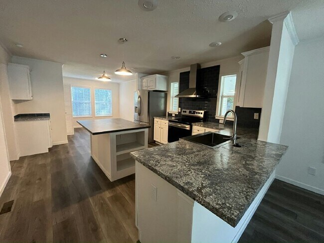 Building Photo - 10 Coachlight Ct