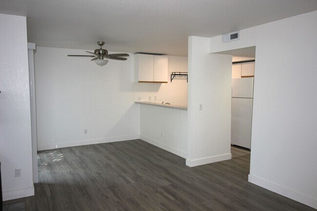Foto del edificio - 2 Bedroom Condo For Rent