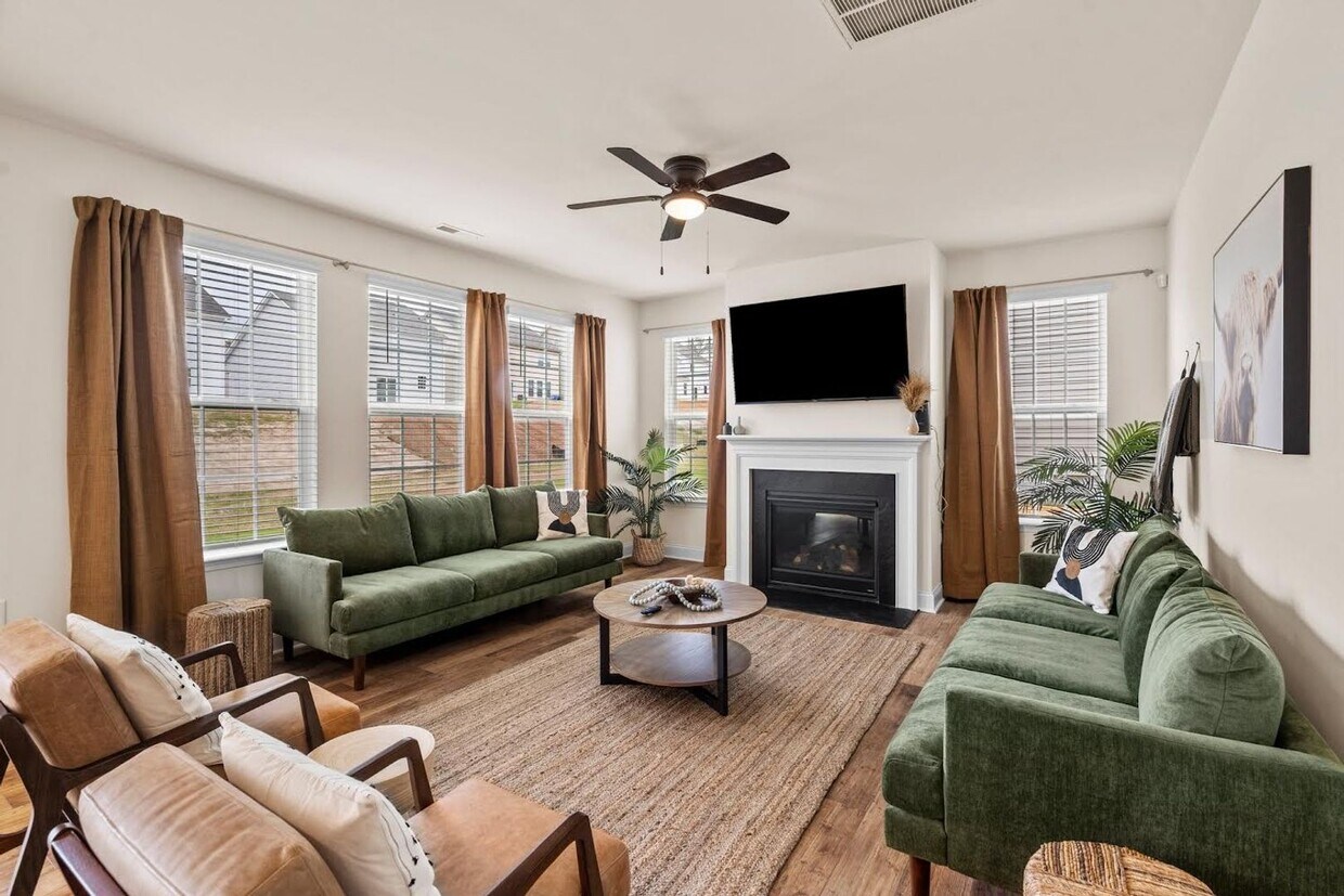 Foto principal - Beautifully Furnished 4 Bedroom Home!