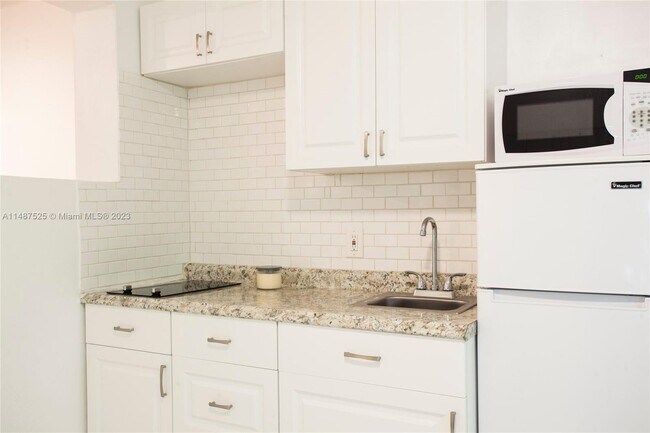 Building Photo - 4720 Pine Tree Dr