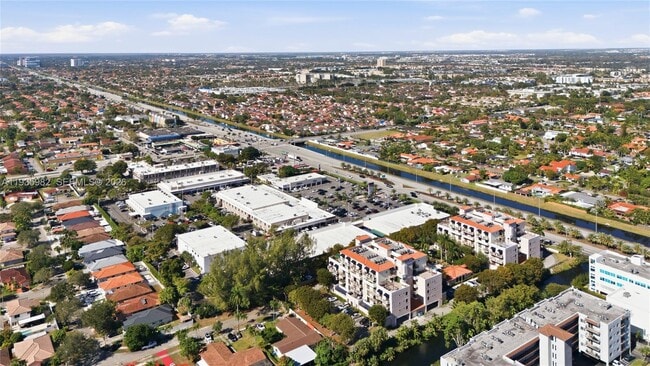 Foto del edificio - 8430 SW 8th St