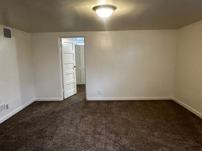 Building Photo - 1809 10th Ave