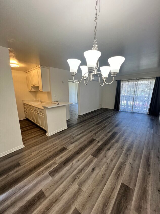Entry - 525 S Ardmore Ave