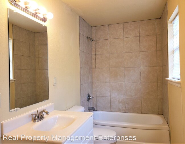 Building Photo - 2 br, 1 bath House - 422 1/2 UP S 4th St
