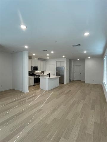Building Photo - 516 Parkside Dr