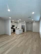 Building Photo - 516 Parkside Dr