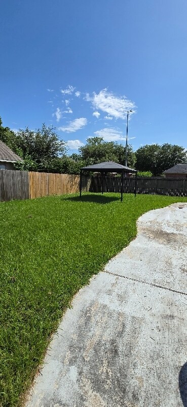 Foto del edificio - 7804 Broken Arrow St