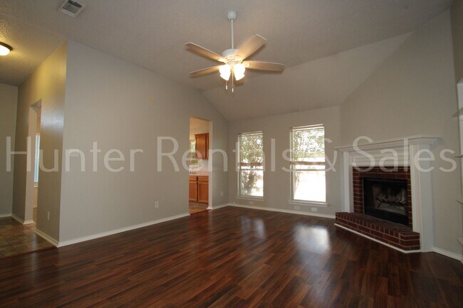 Foto del edificio - Exceptional Living with Vaulted Ceilings, Cozy Fireplace & Expansive Outdoor Space
