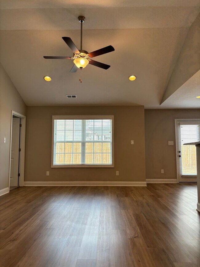 Building Photo - Knoxville 37918 - 3 bedroom, 2 bath home -...