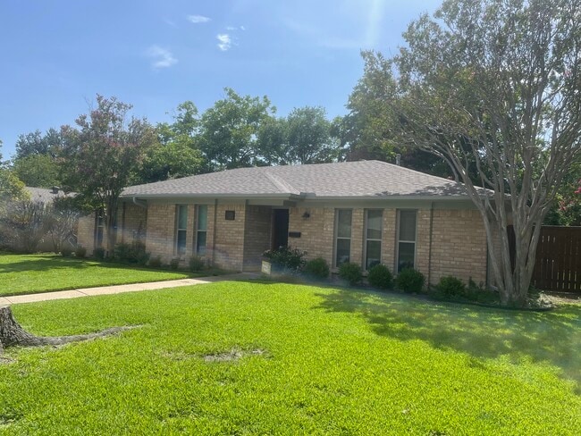 Building Photo - 1205 Edgefield Dr