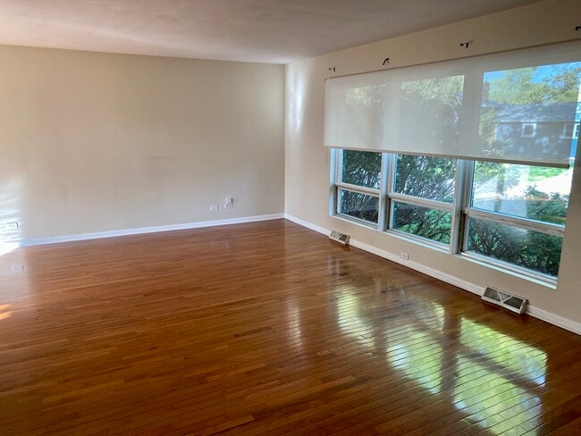 Building Photo - 350 Elmwood Dr
