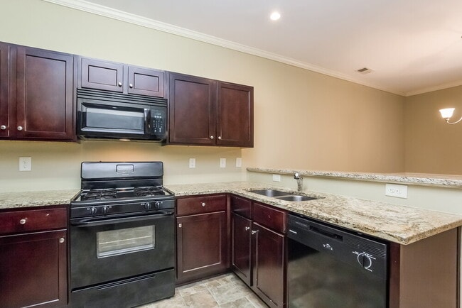 Building Photo - 335 Holbrook Dr