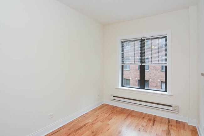 Building Photo - 626 W Cornelia Ave