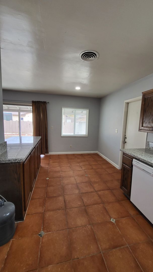Building Photo - 2204 Bradley Ave