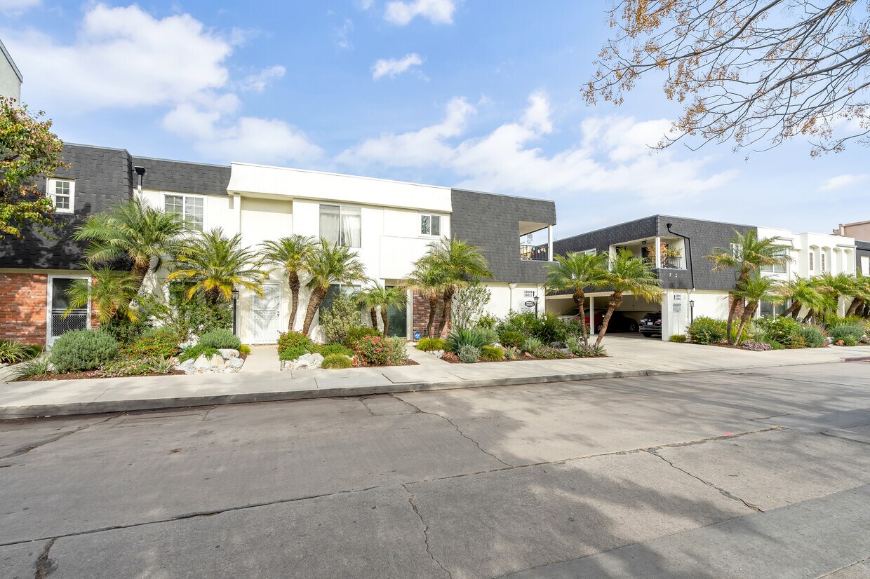 Front - 10803 Blix St