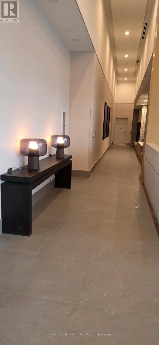 Photo du bâtiment - 1007 The Queensway