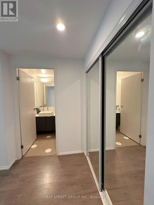 Building Photo - 68 Shuter St